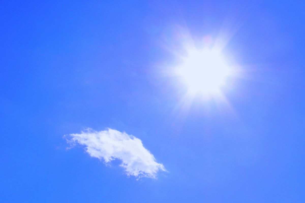 Sole che splende in un cielo limpido