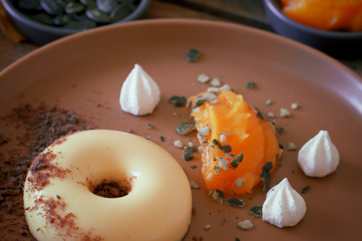 Gubana friulana posta in un piatto finemente decorato