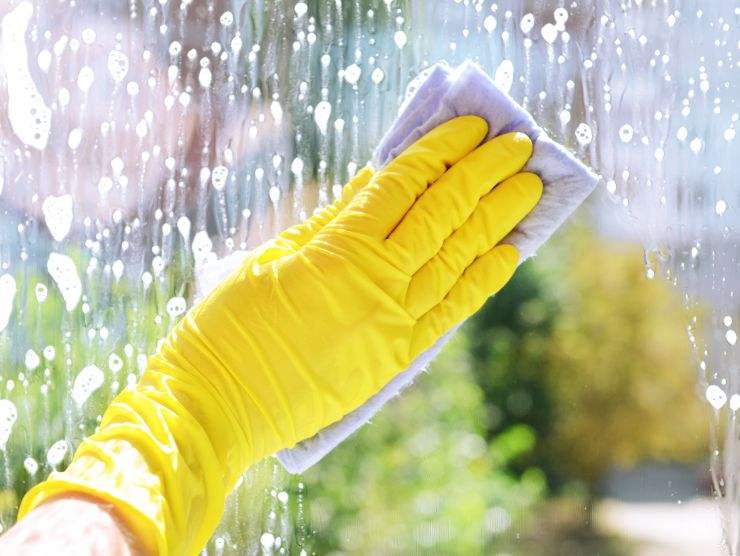 Persona che pulisce i vetri