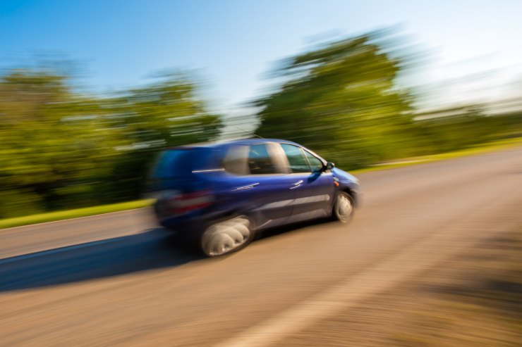 Auto in movimento su strada