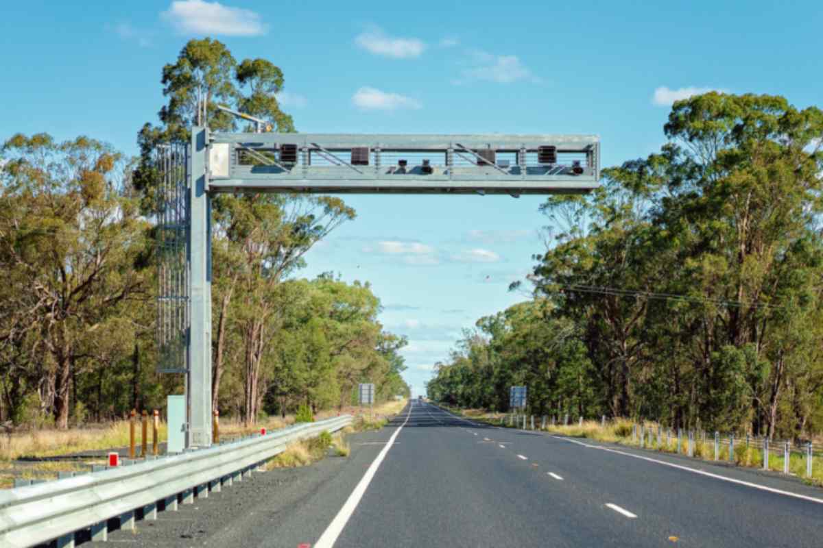 Portale metallico con telecamere sopra la carreggiata