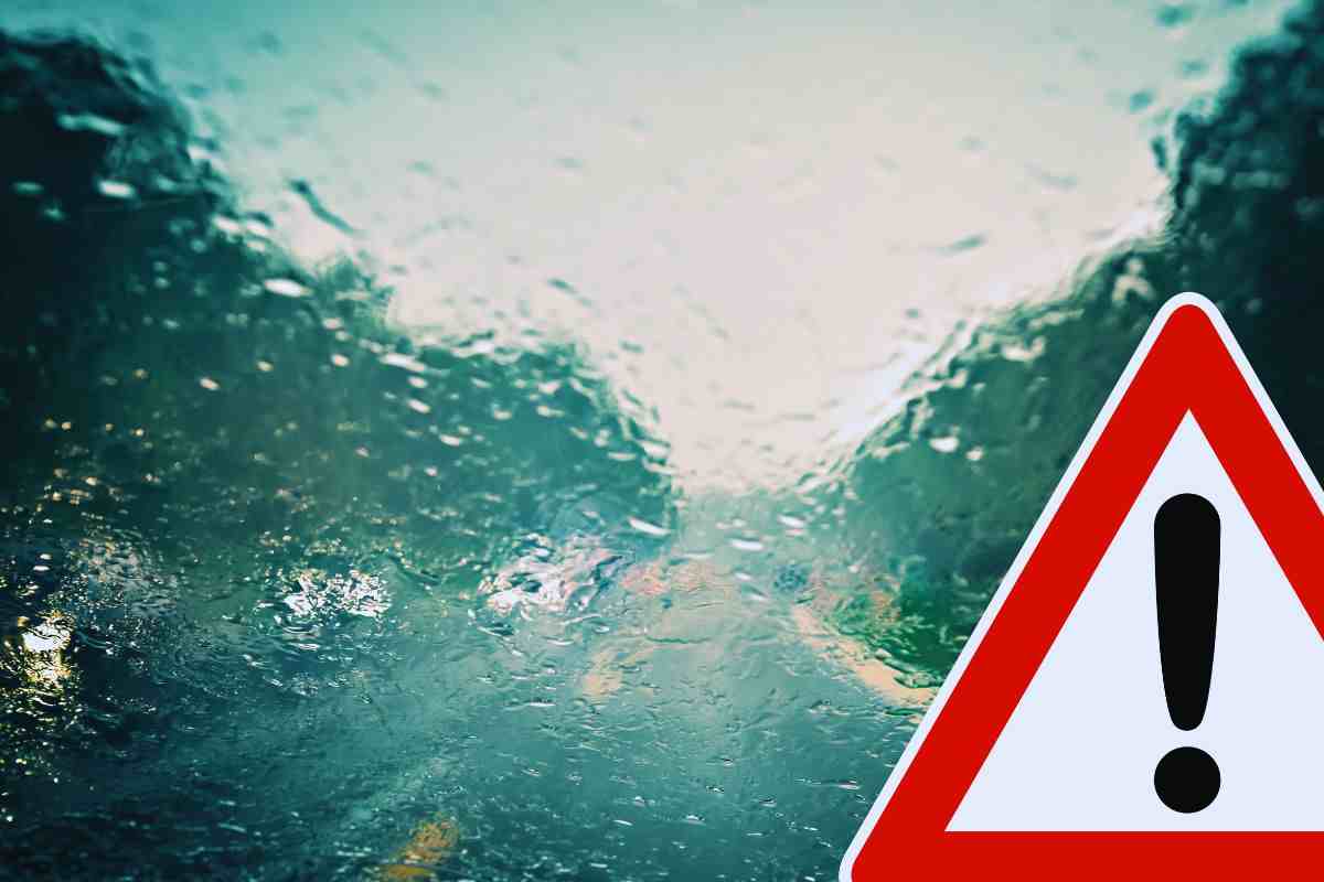 Simbolo pericolo e vetro bagnato dalla pioggia