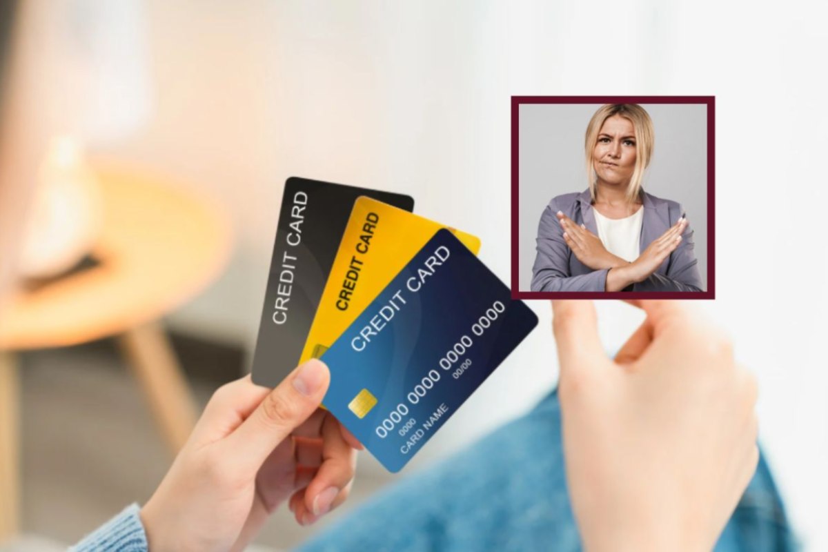 Persona che tiene in mano diverse carte di credito e donna che fa segno "No"