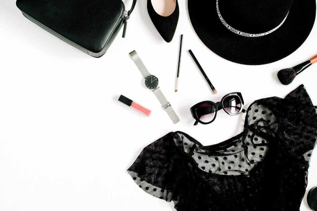 Blusa nera, occhiali, scarpe, borsa, capello tutto nero, accessori