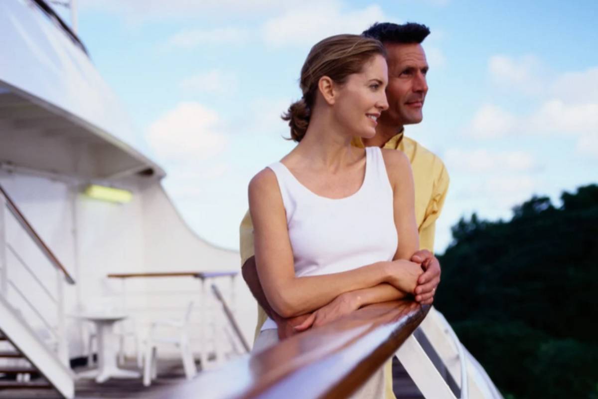 Due persone a bordo di una nave