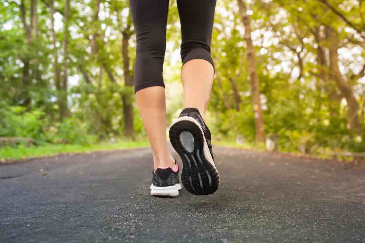 Persona che cammina in mezzo alla natura