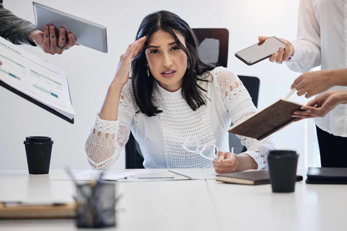 Donna seduta in ansia e con persone accanto 