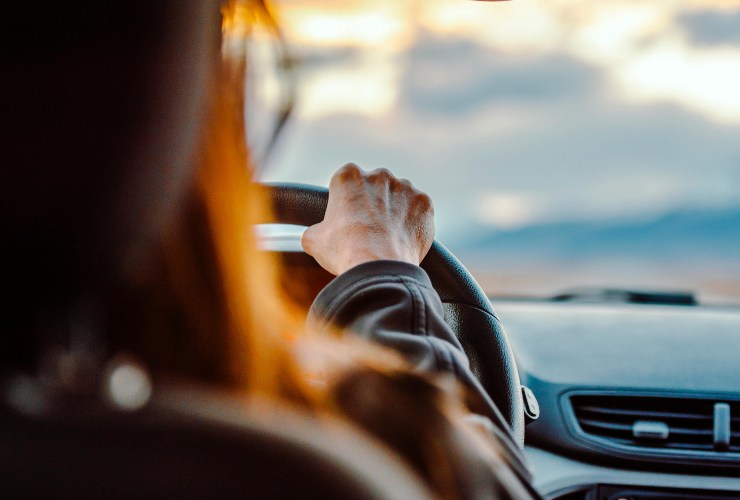 donna al volante