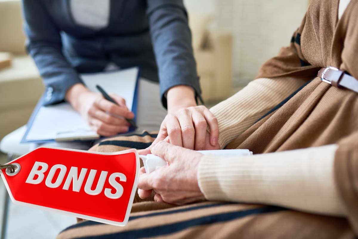 Psicologa che tiene la mano della paziente e scritta bonus