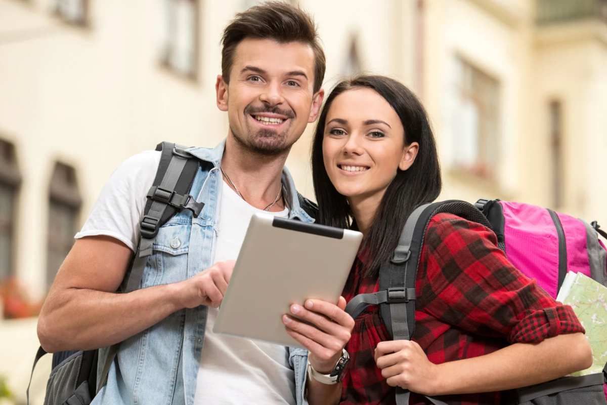 Un uomo e una donna con zaini e mappa