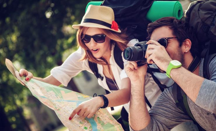 Una donna con la mappa e un uomo con la macchina fotografica