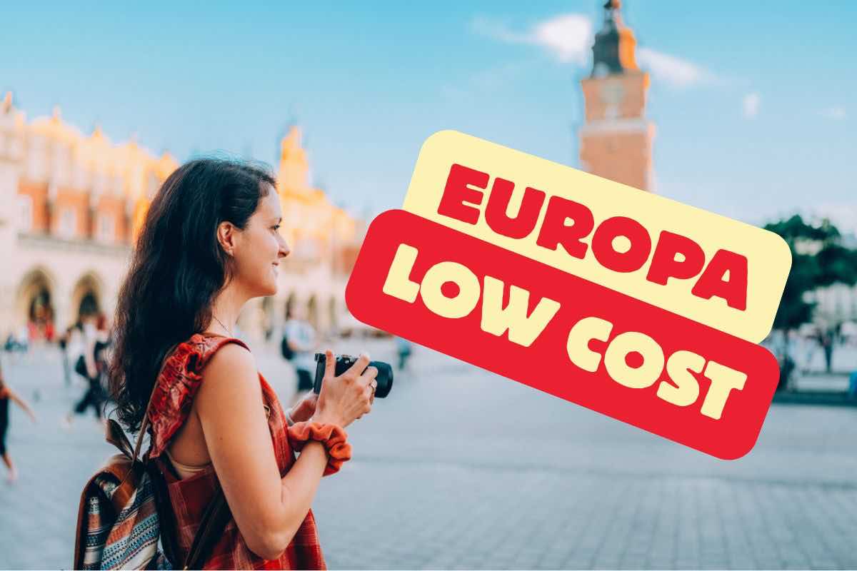 Donna con macchina fotografica e scritta "Europa low cost" 