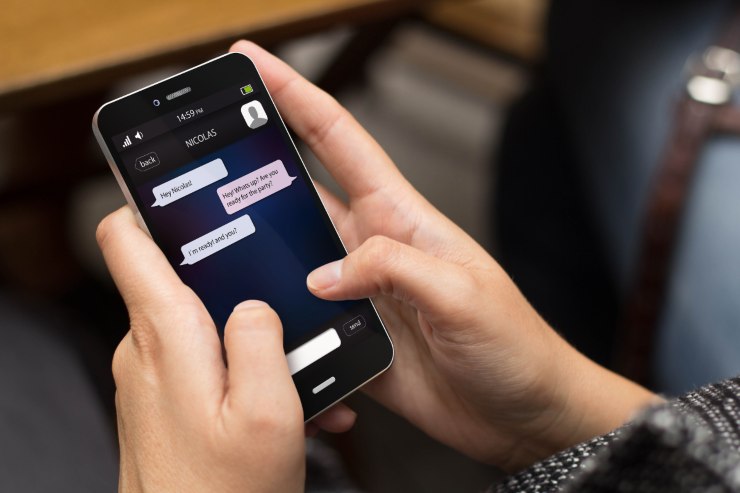 uomo scrive in chat su cellulare