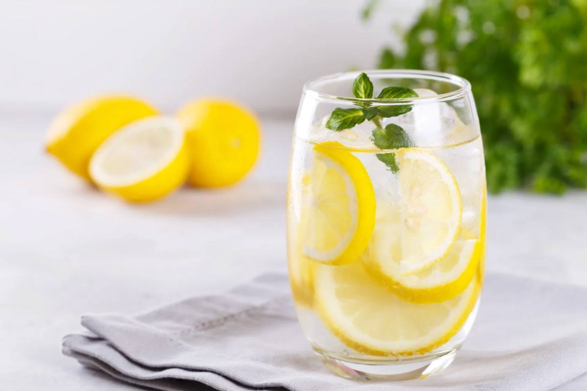 Bicchiere con acqua e fettine di limone
