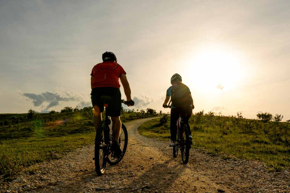 Due ciclisti che percorrono un sentiero