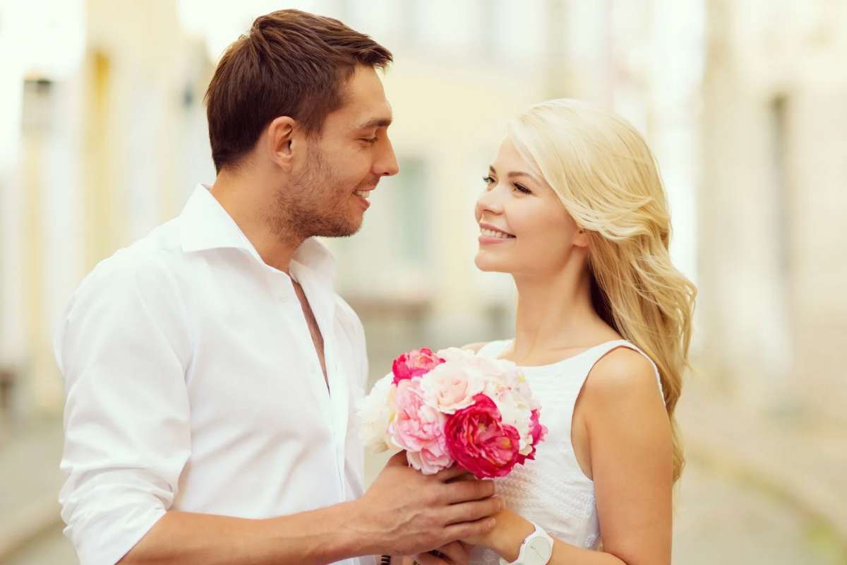 Un uomo e una donna con fiori in mano