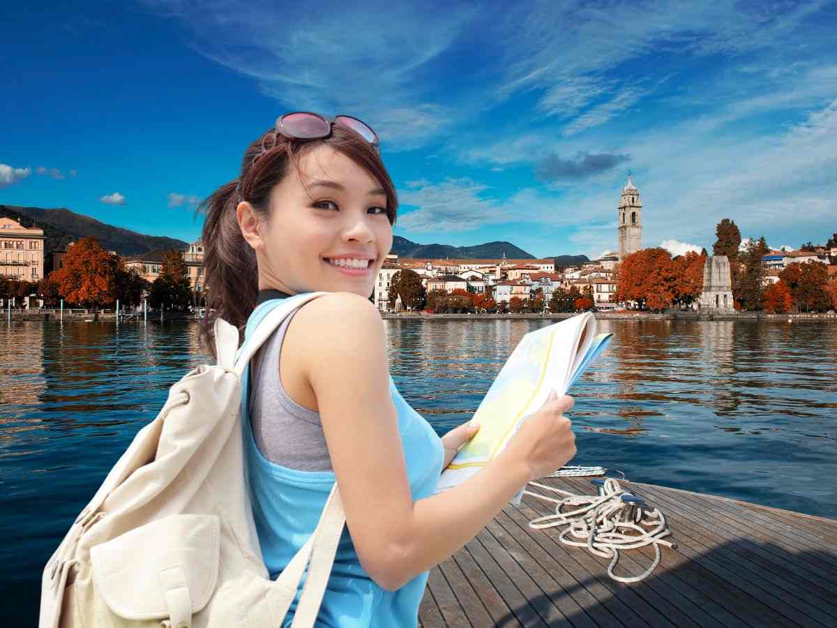 sfondo Giardino sul lago e ragazza viaggiatrice