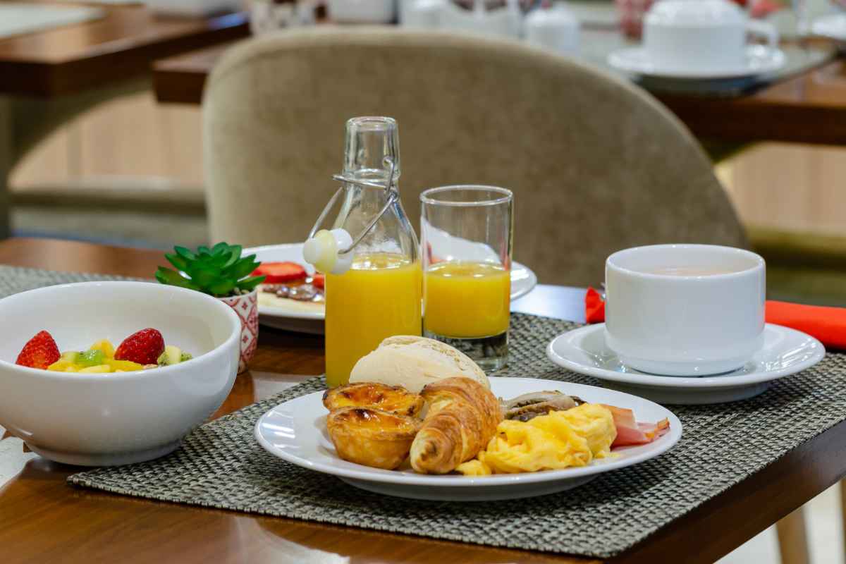 Tavolo con cibi dolci e salati per la colazione