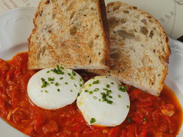 toast, mozzarella e pomodoro