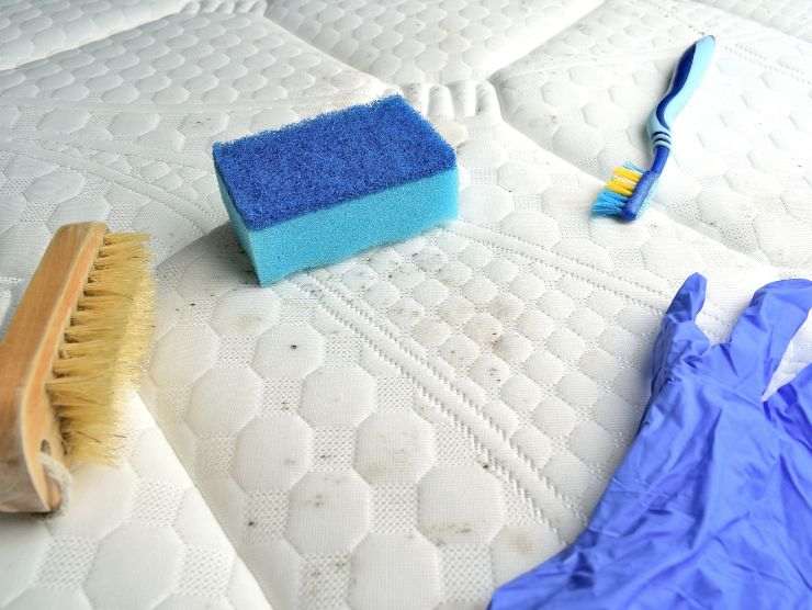 materasso sporco e prodotti per la pulizia