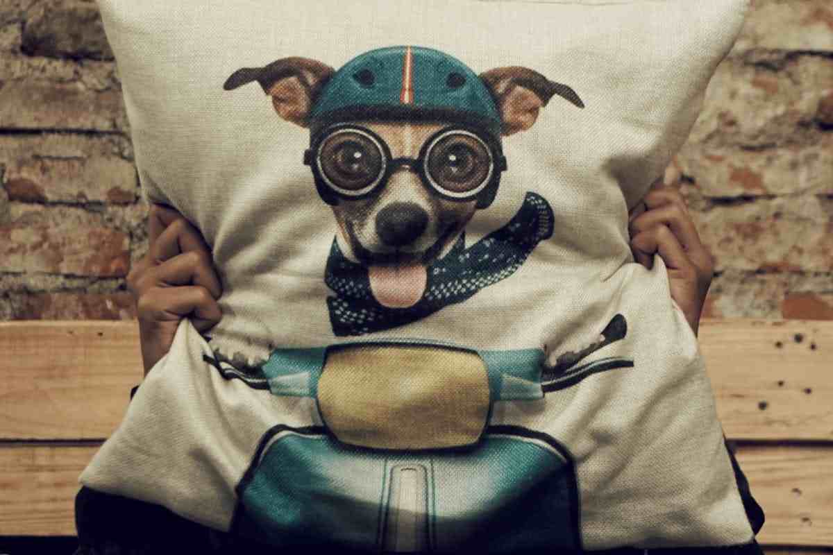 cuscino con su impresso cane