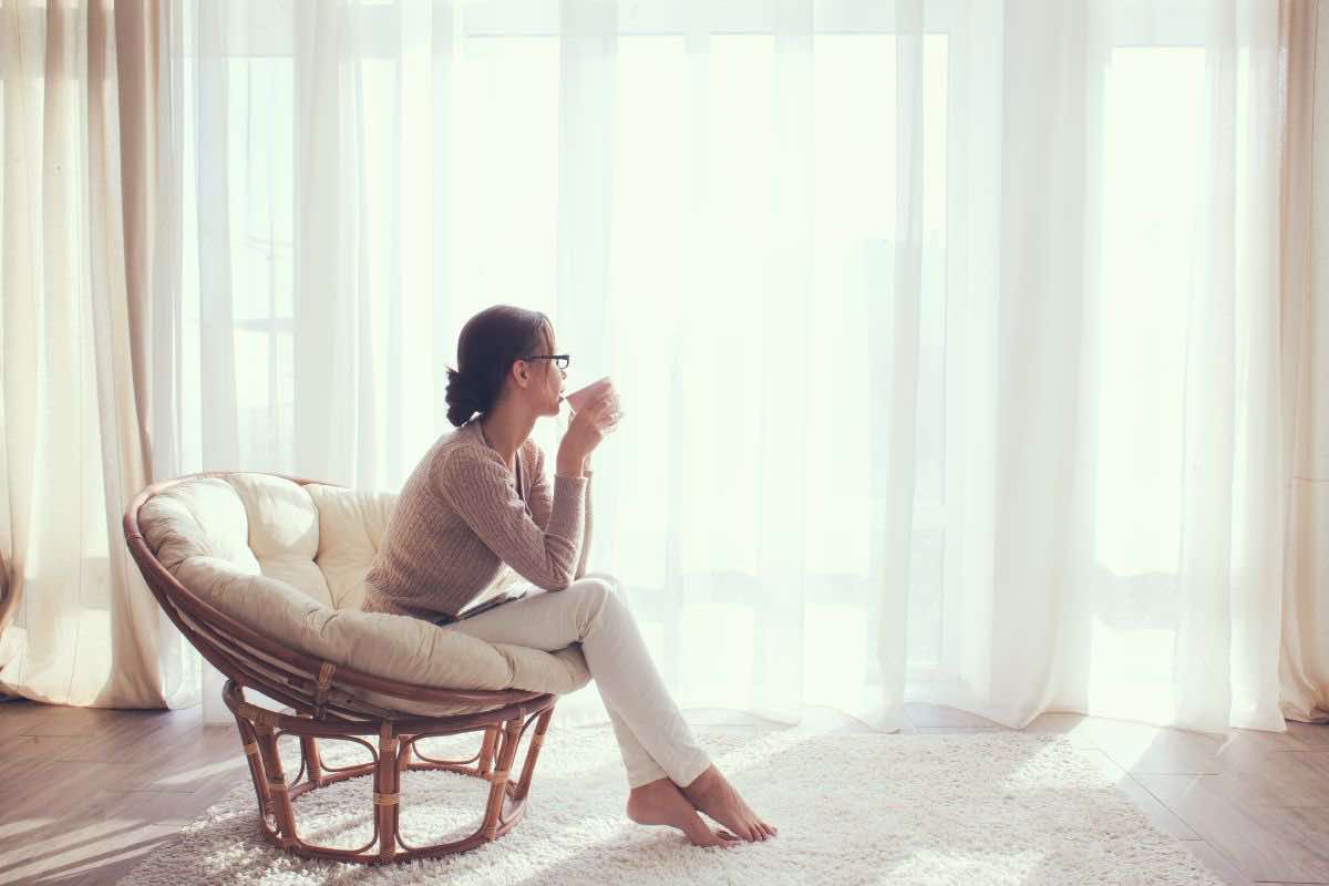Donna seduta con tazza in mano