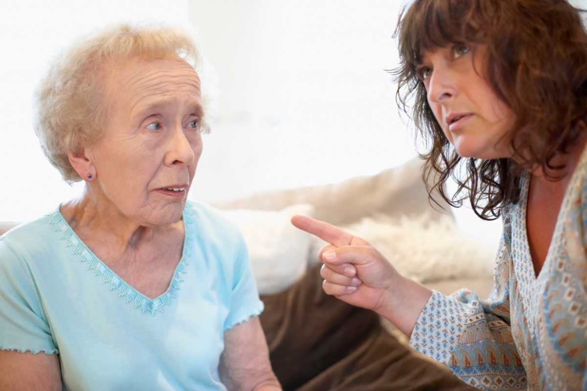 Coppia di donne anziane