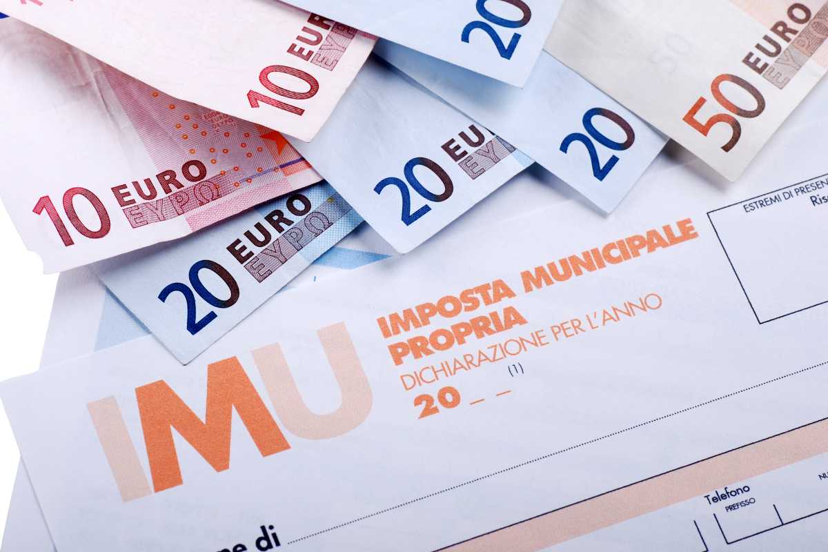cartella imu e banconote euro