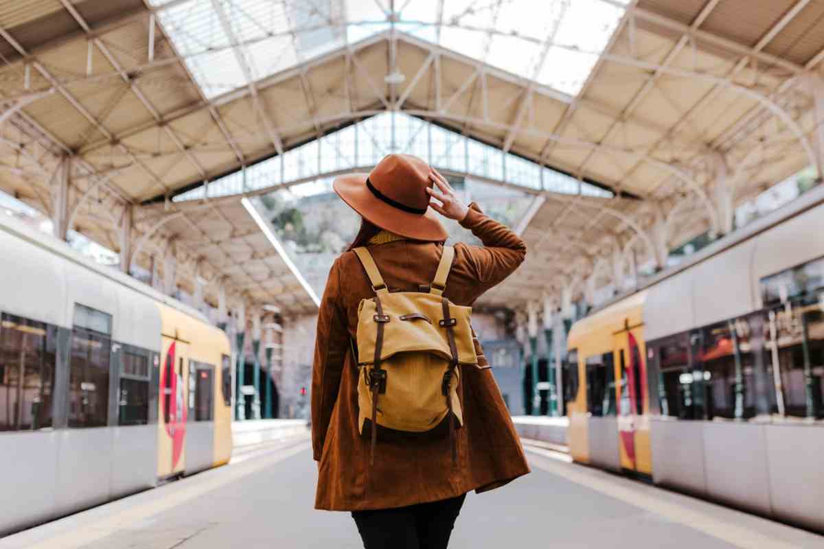 Donna alla stazione dei treni