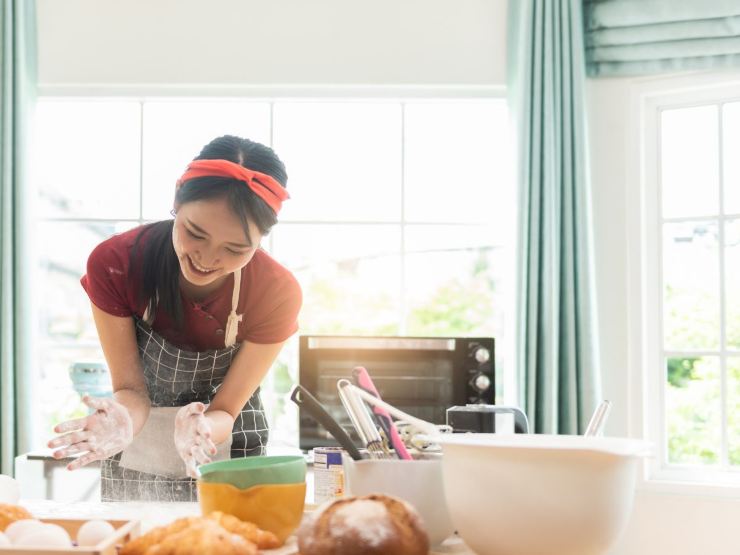 ragazza prepara dolce