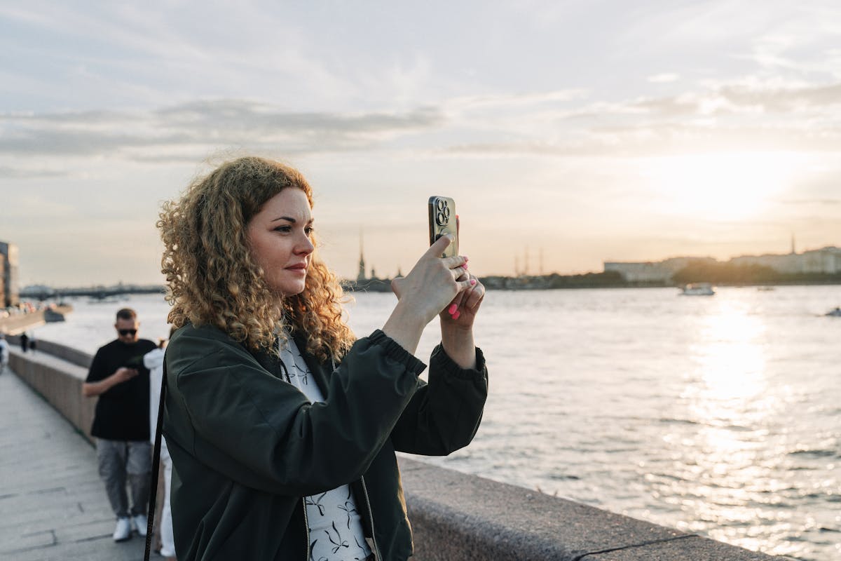 donna che fa foto con smartphone