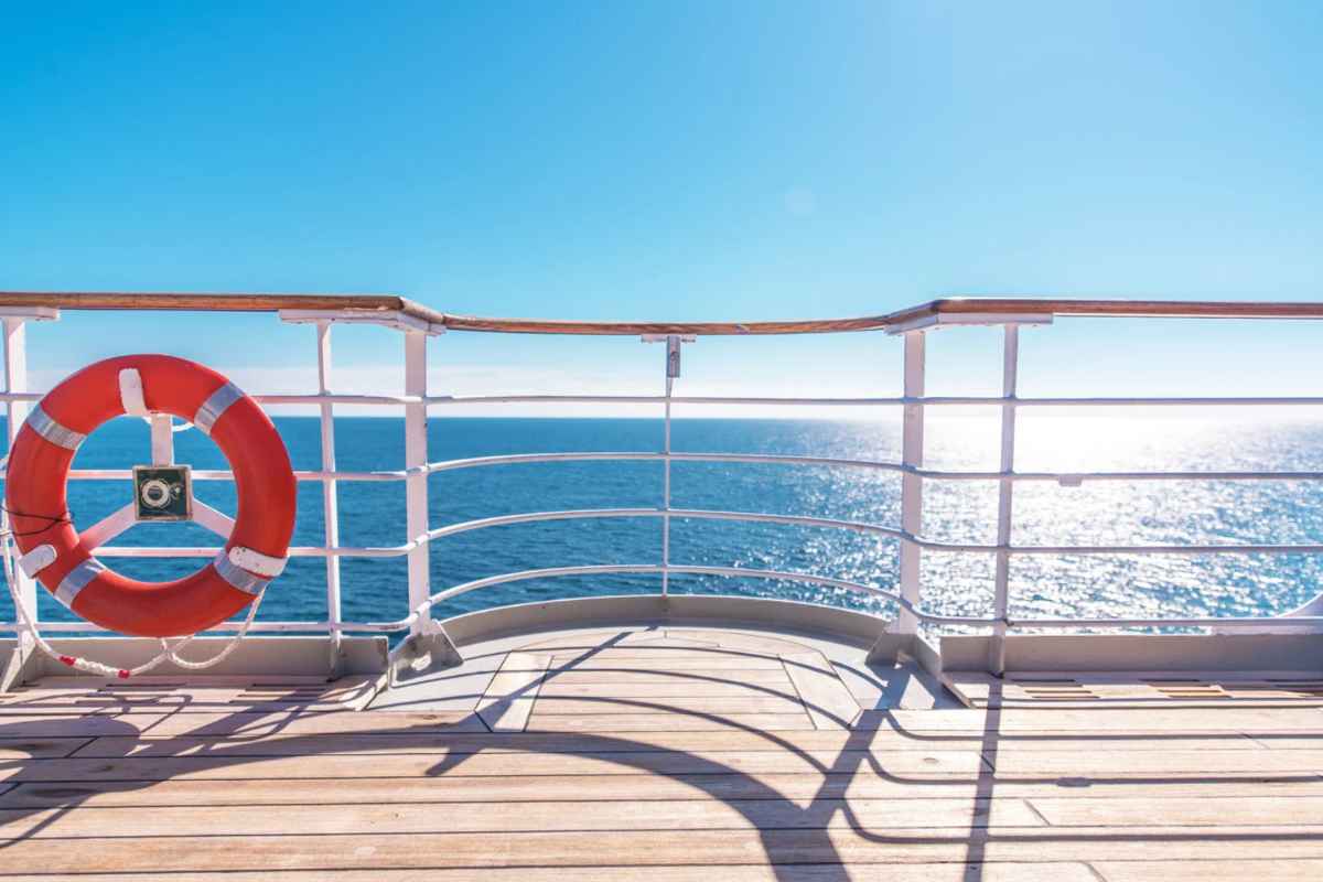 Vista sul mare da una nave