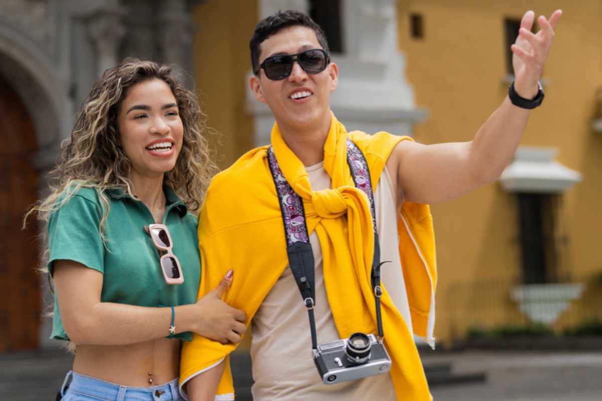 Coppia di turisti che ammirano un borgo antico