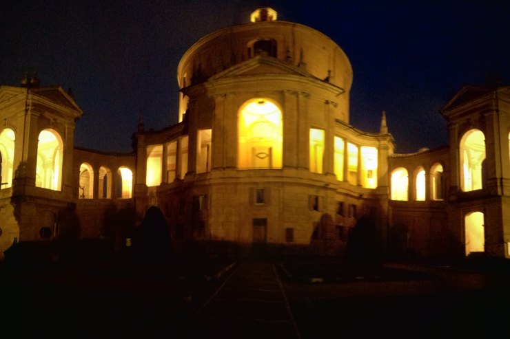 luci del santuario di notte