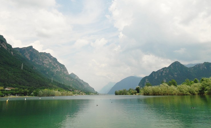 Lago D'idro con vista sulle montagne
