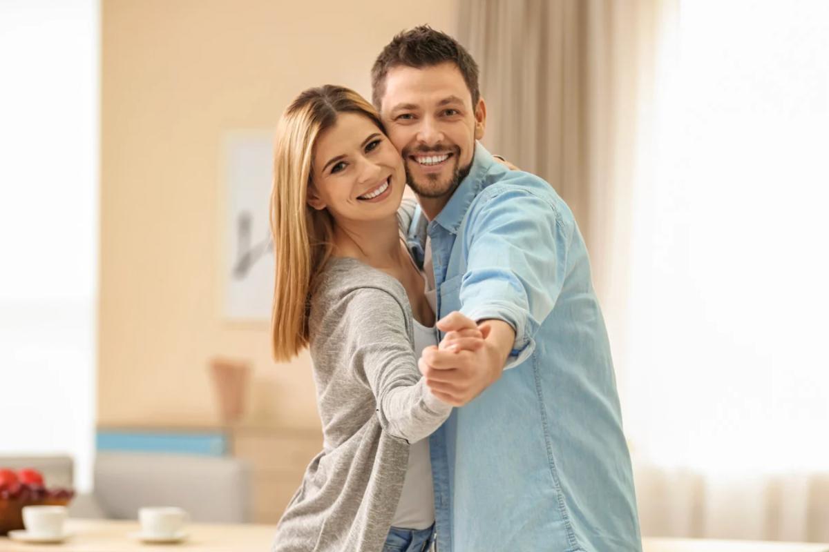 Un uomo e una donna che si tendono per mano