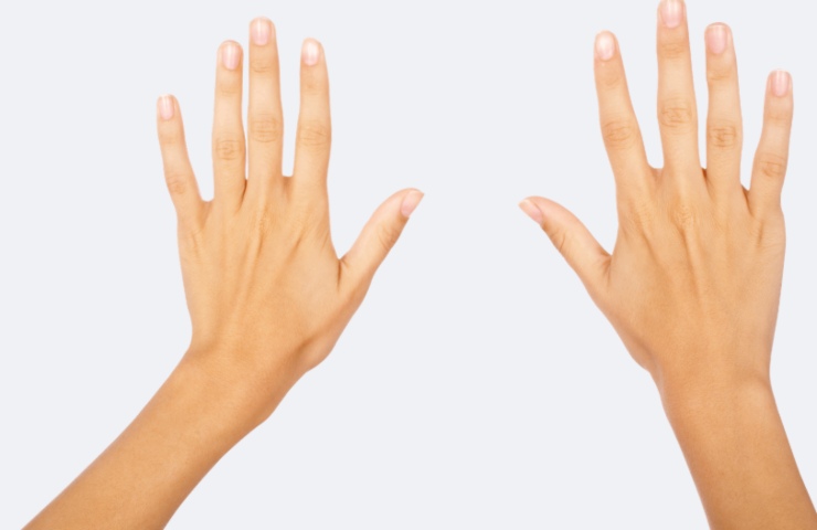 Donna che tende le mani verso avanti