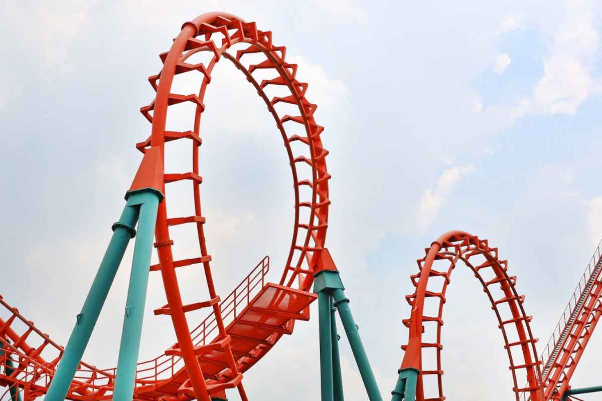 Montagne russe con rotaie rosse