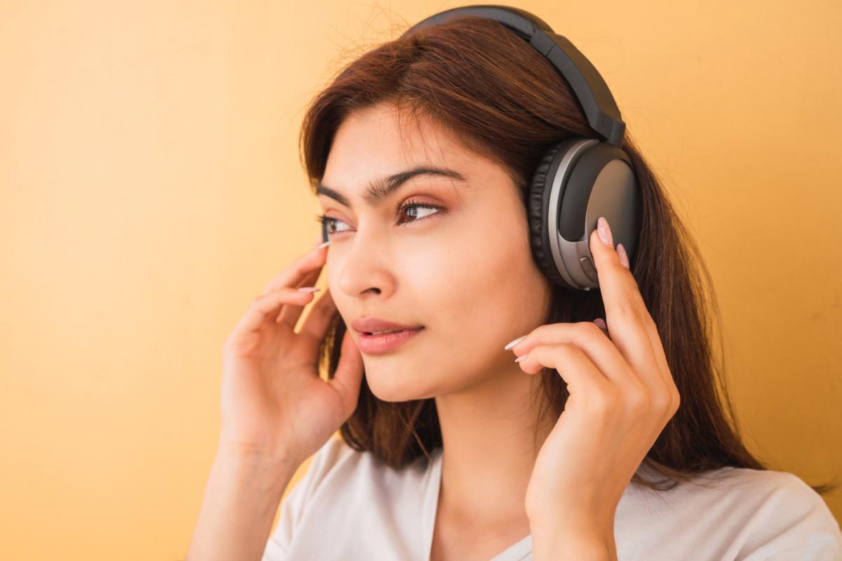 Donna con le cuffie alle orecchie