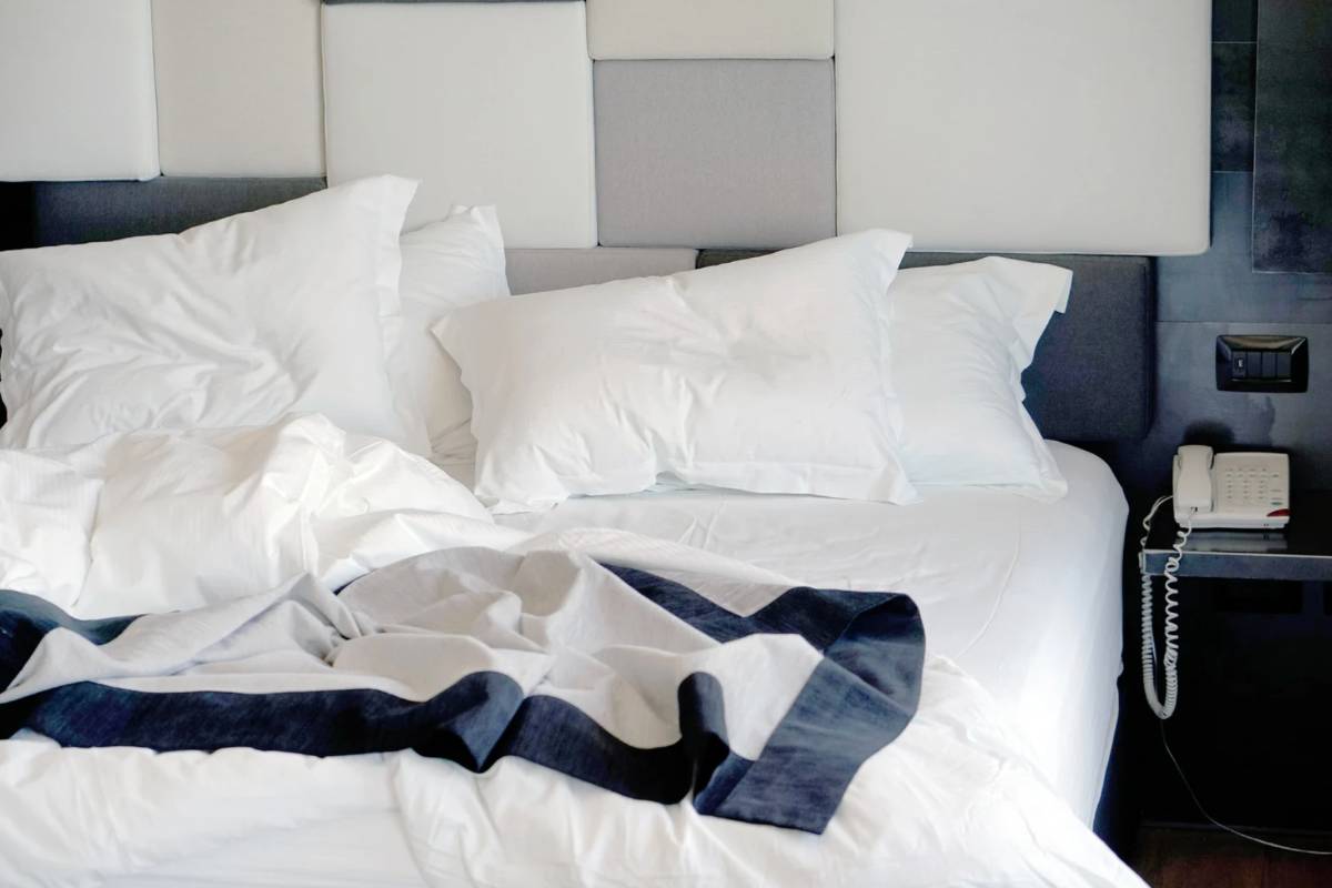 Letto di una camera di albergo sfatto