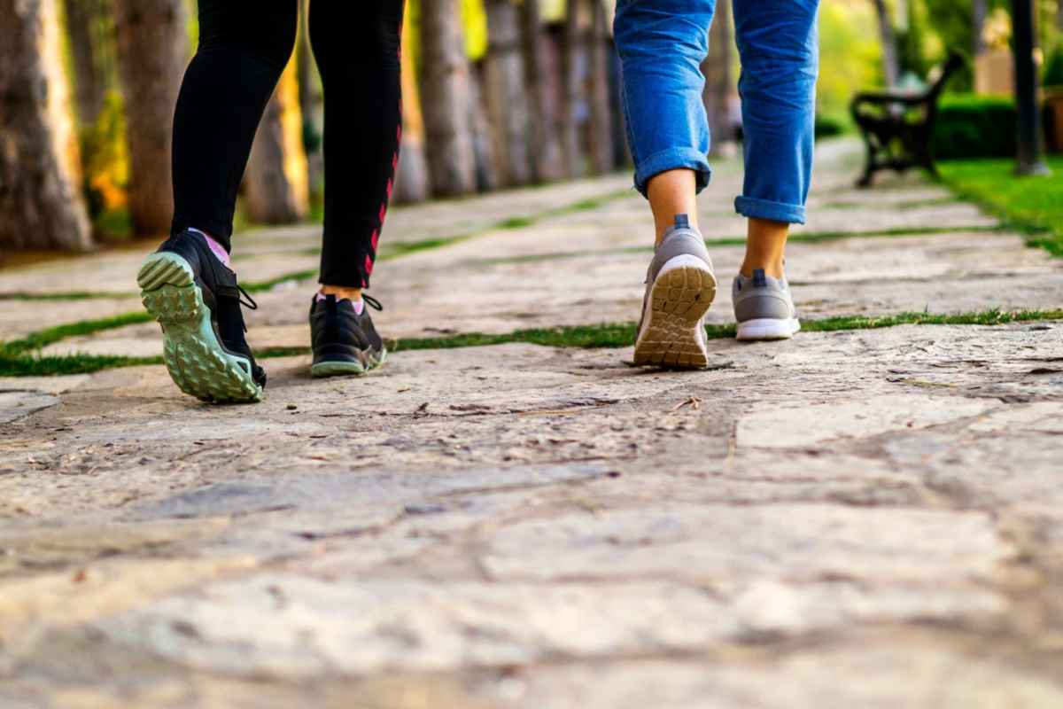 Due persone che camminano in un parco