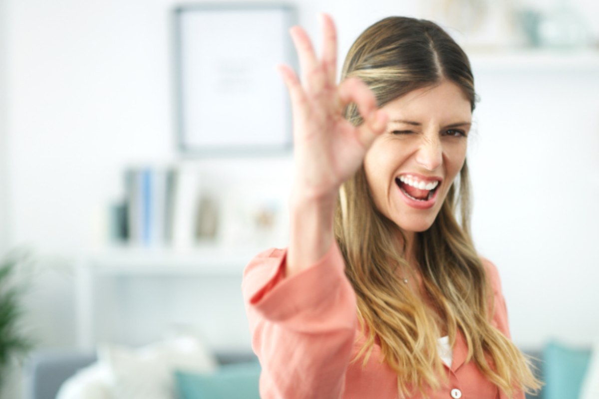 donna che sorride e fa ok con le dita