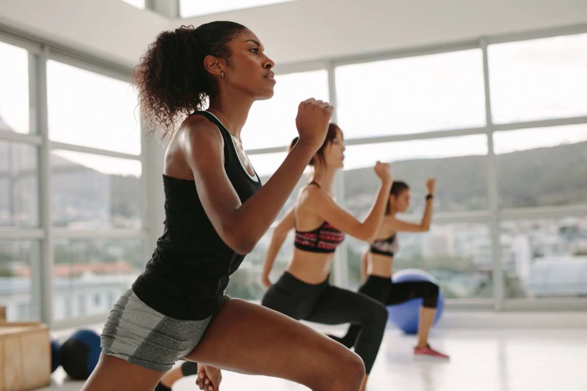 Donna con capelli legati che si allena in palestra