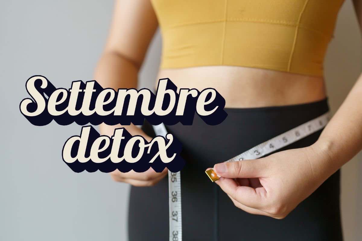 Donna con metro in vita e scritta "settembre detox"