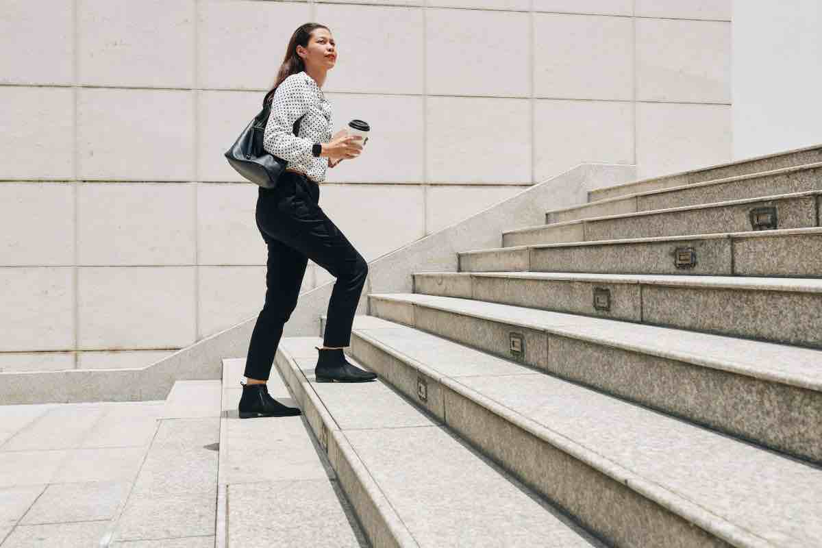 Donna che sale le scale