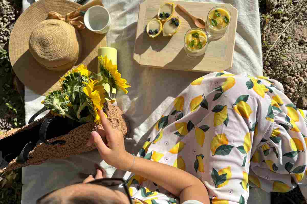 donna vestita con abito a limoni che fa pic nic