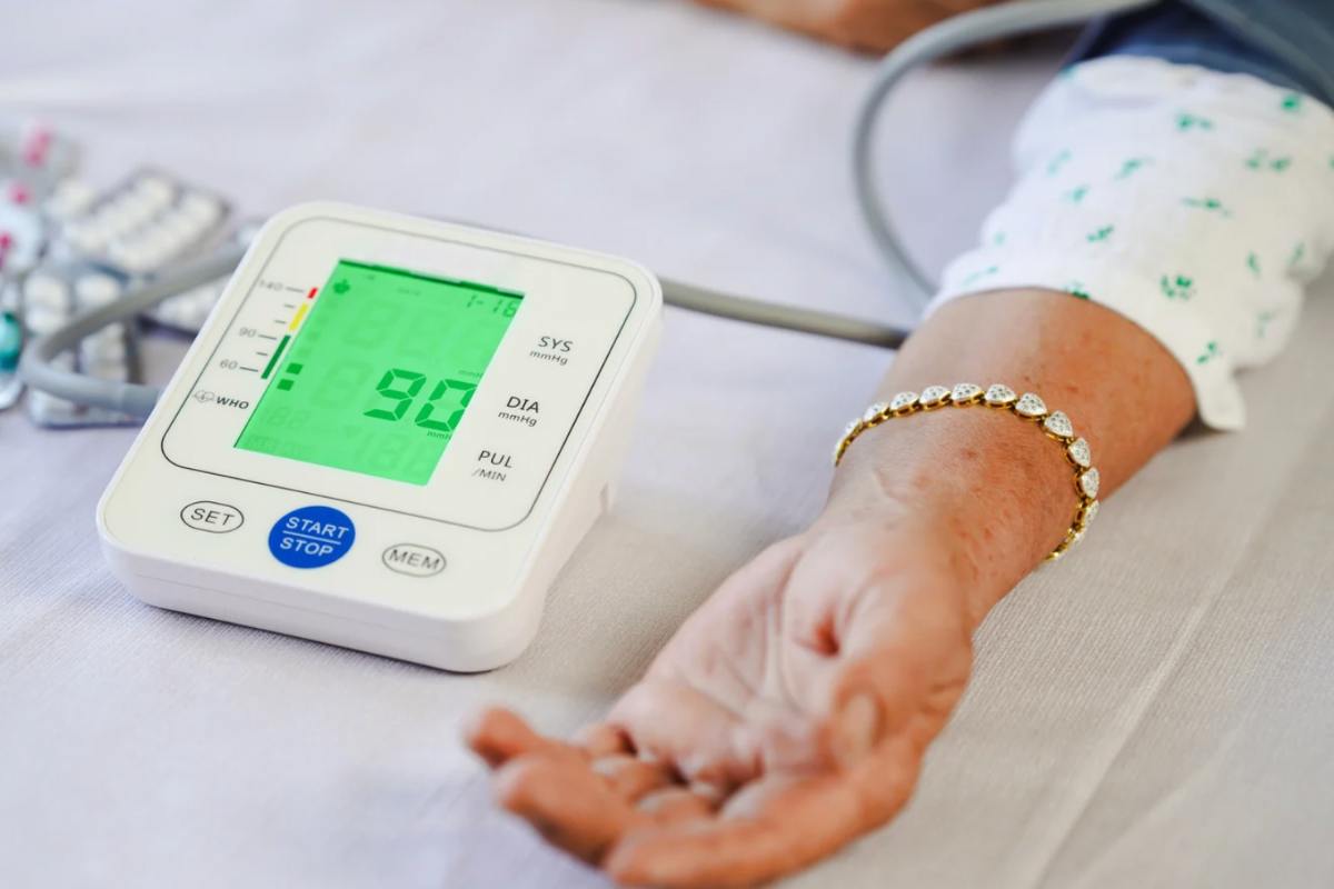 Donna che misura la pressione con la macchinetta