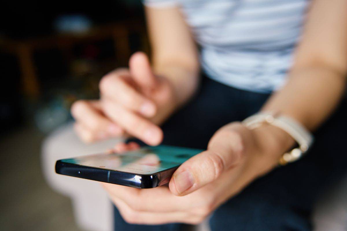 Persona con smartphone in mano