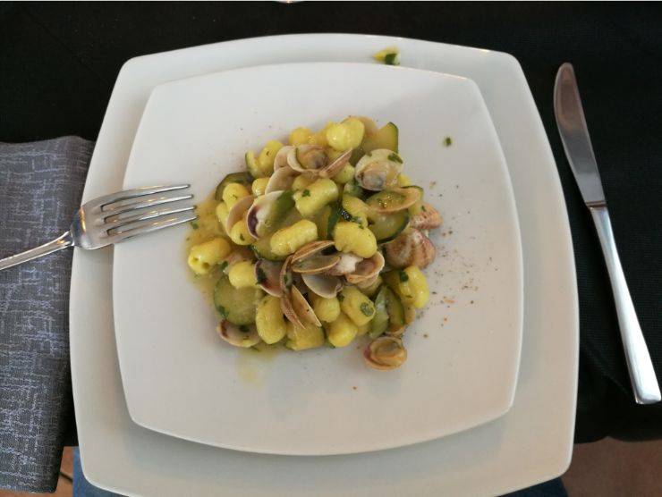 piatti di gnocchi e vongole