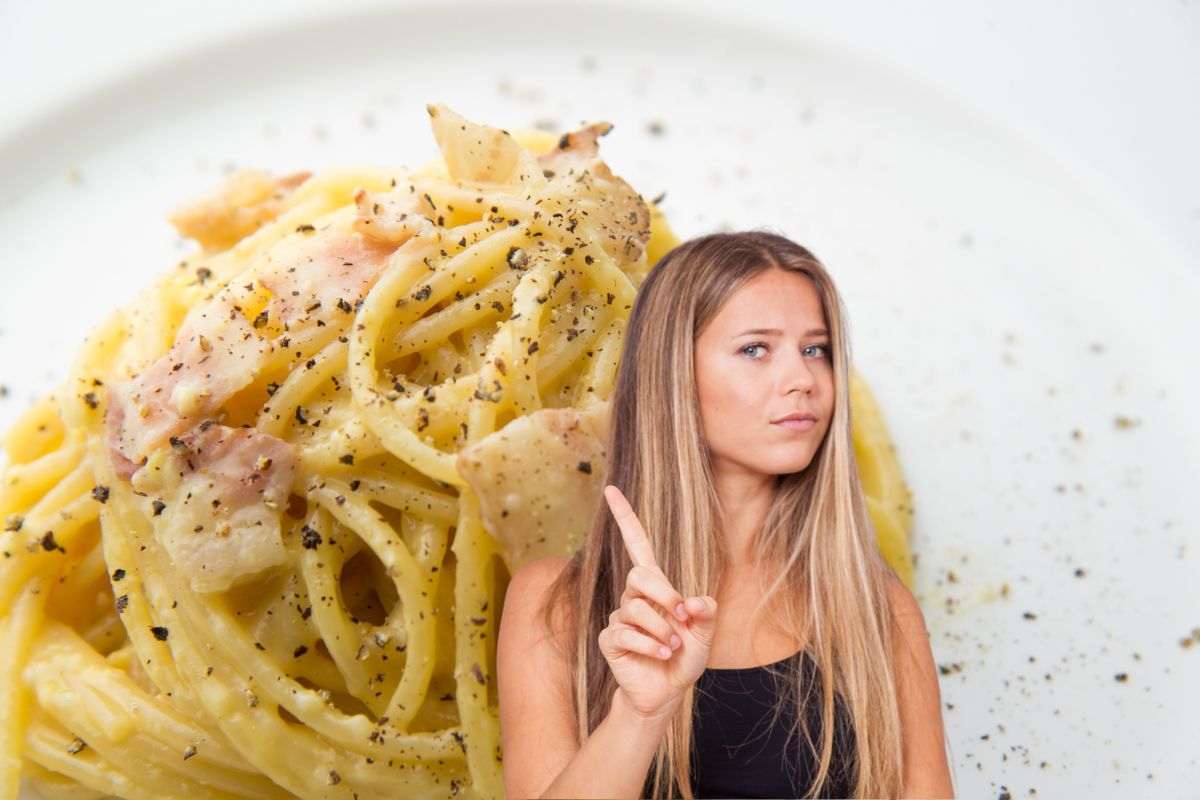 donna che dice no e piatto di spaghetti alla carbonara